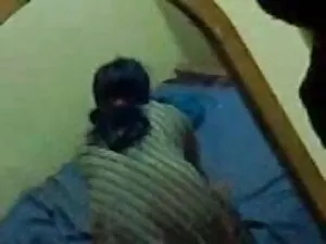 ग्रेगर अपने हाथों को ...