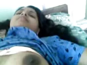 शरारती वह पुरुष उसे  ...