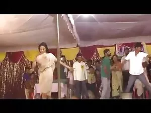एक घर पार्टी में हिं ...