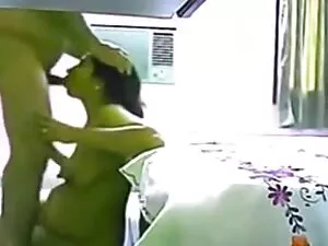 उसे लालची किशोरों की ...