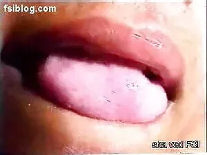 सुस्त किशोर बिल्ली फ ...