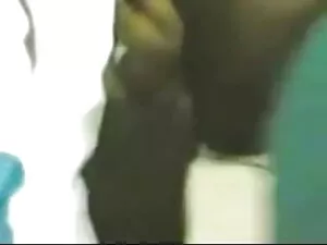 वह पुरुष आकर्षक असली ...