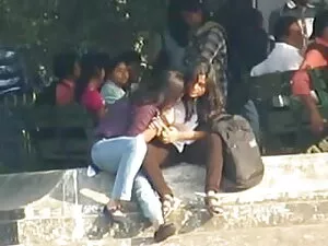 लाल फीता में अयान सक ...