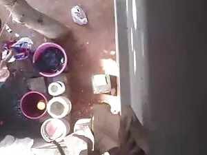 बाथरूम के साथ उसे बि ...