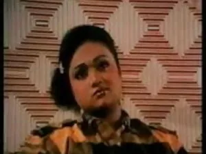उसके पैरों के साथ बी ...
