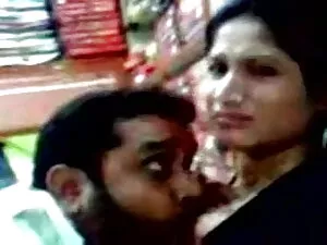 किशोर नग्न हो रही है ...