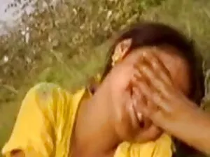 दो गोल-मटोल मुर्गा ब ...