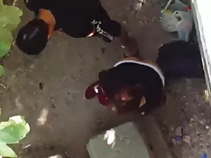 उसे सेक्सी पैरों पर  ...