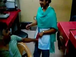 पत्नी में आता है और  ...