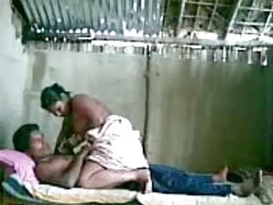 सुनहरे बालों वाली नि ...
